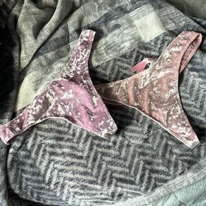 Women’s thongs